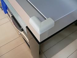 テーブルの角やテレビ台の角など