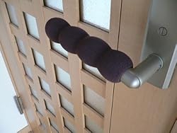 ドアノブレバーに差し込むだけ