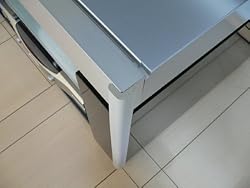 テーブルの脚や柱の角などに