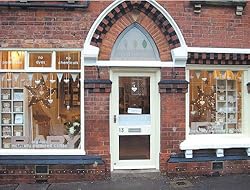 時流に左右されない伝統と風格のレンガ造りの店構え