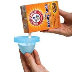 市販のベーキングソーダを専用容器に入れます