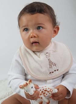 キリンのソフィーとソフィーの刺繍が入ったスタイ