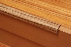 テーブルの脚や柱の角などに