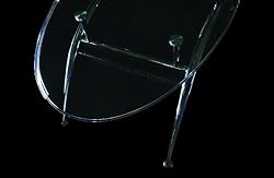 テーブルの脚や柱の角などに