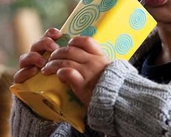 お子さまが持ちやすいよう全側面に滑り止めつき。