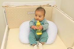 ベビーの小さな手でも握りやすい、持って飲める哺乳瓶