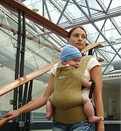 抱っこは立ったままその場ですぐに装着OK