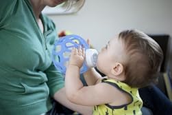お手持ちの哺乳瓶を差込むだけで、哺乳瓶ホルダーに。