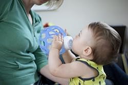 お手持ちの哺乳瓶を差込むだけで、哺乳瓶ホルダーに。