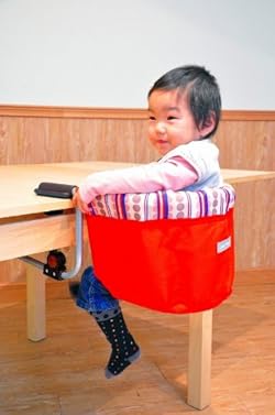 固定アームでテーブルを上下から挟んでしっかり固定