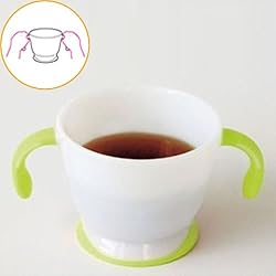 両手を使ってカップで飲む練習