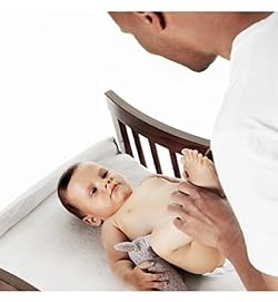 お子さまと向かい合っておむつ替えができます。