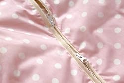 オムツ替えに便利な上下開閉チャック