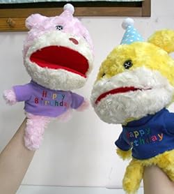 ふわふわカラフルな生地のパペットです。