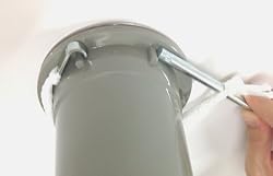 古い排水栓をはずす