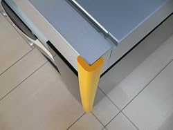 テーブルの脚や柱の角などに