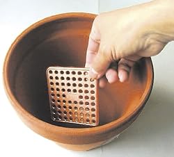 植木鉢やプランターの底に敷く、銅製の底網
