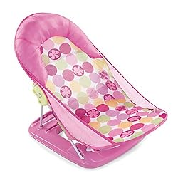 ママの腕の中にいるような、やさしいバスチェア。