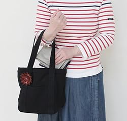 コンパクトに折り畳んで手軽に持ち歩けます