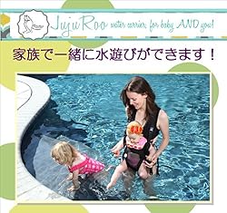 家族で一緒に水遊び