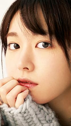 新垣結衣の人気壁紙画像 mina(ミーナ) 2017年 12 月号 ニットを着て口元に手を当てる