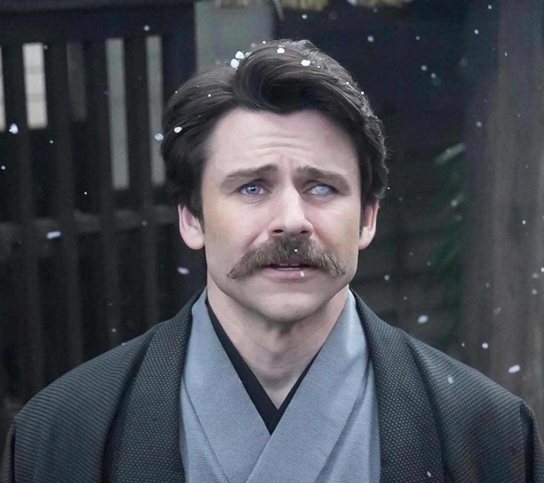 トミー・バストウ 『ばけばけ』レフカダ・ヘブン QHD(1080×960)スマホ 壁紙・待ち受け