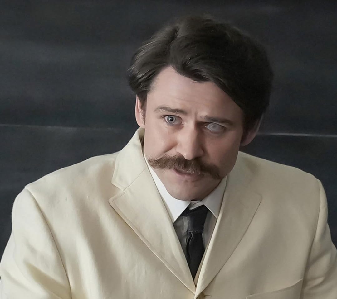 トミー・バストウ 『ばけばけ』レフカダ・ヘブン QHD(1080×960)スマホ 壁紙・待ち受け